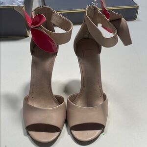 Louis et Cie kenbeck nude heel with patent flower accent size 7.5